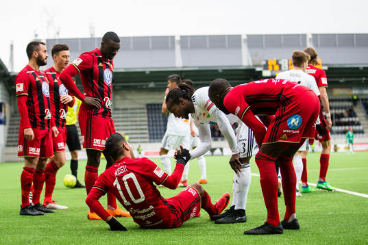 Dalkurds Kebba Ceesay hjälper upp Östersunds Hosam Aiesh