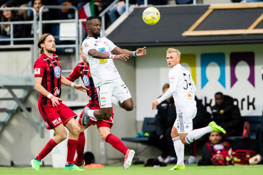 Dalkurds Mohamed Buya Turay tar ner en boll