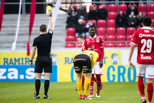 Kalmars Chima Uche Akas får gult kort