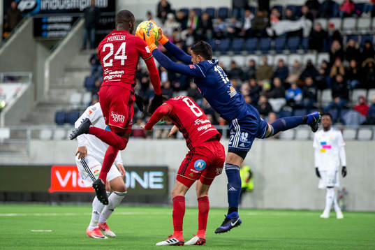 Dalkurds målvakt Abdulaziz Demircan fångar in en hörna