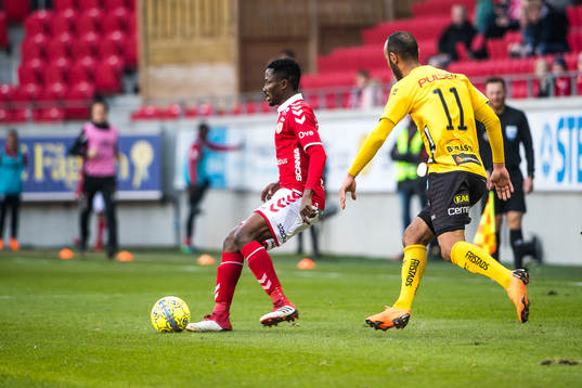 Kalmars Chima Uche Akas och Elfsborgs Issam Jebali