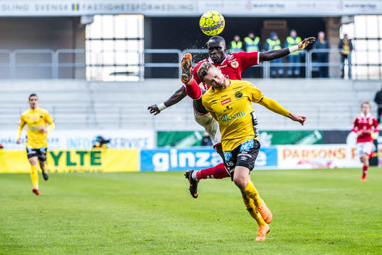 Kalmars Papa Alioune Diouf och Elfsborgs Adam Lundqvist