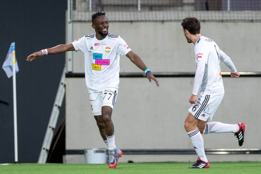 Dalkurds Mohamed Buya Turay jublar med Robin Tranberg