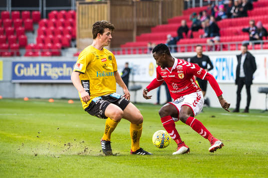 Elfsborgs Simon Olsson  och Kalmars Chima Uche Akas