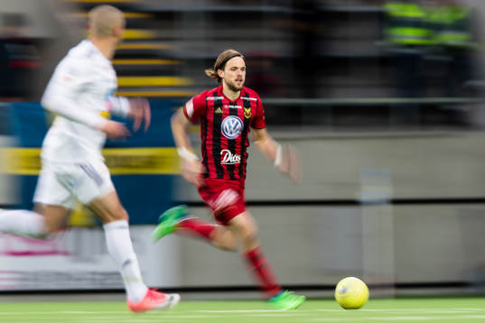 Östersunds Tom Pettersson med boll