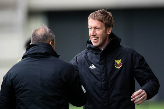 Östersunds tränare Graham Potter omfamnar Dalkurds
