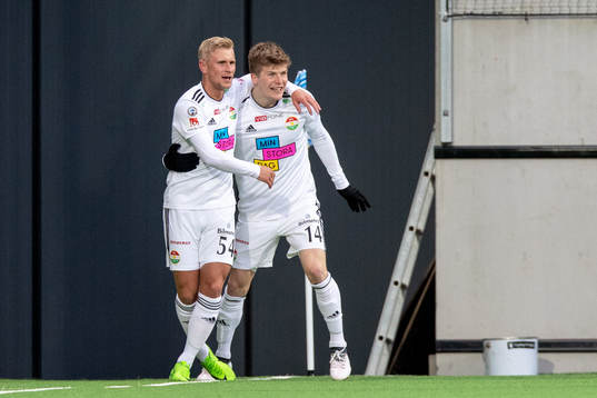 Dalkurds Oliver Berg jublar Simon Strand