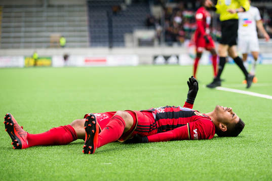 Östersunds Hosam Aiesh skadar sig och tvingas utgå