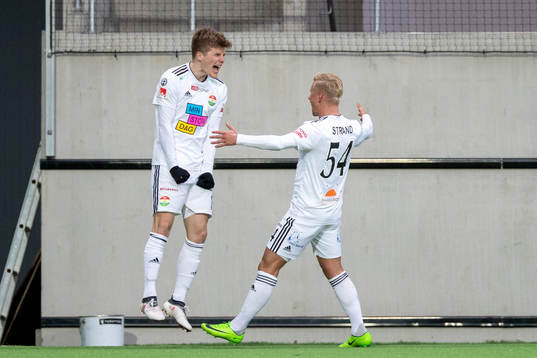Dalkurds Oliver Berg jublar Simon Strand
