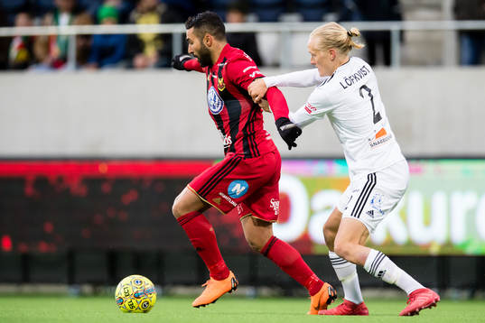 Östersunds Saman Ghoddos i kamp om bollen med Dalkurds