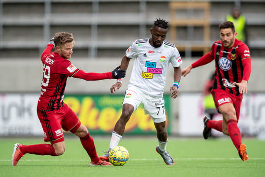 Dalkurds Mohamed Buya Turay och Östersunds Dennis Widgren