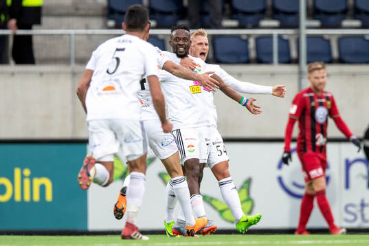 Dalkurds Mohamed Buya Turay jublar med lagkamrater