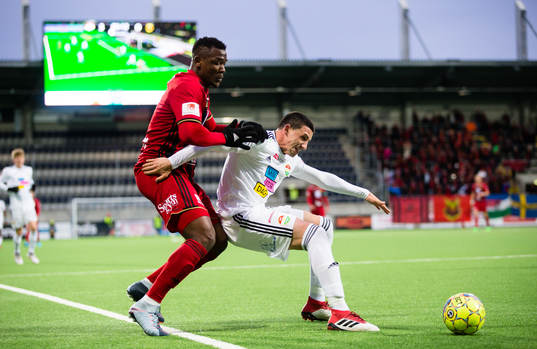 Dalkurds Irfan Jasarevic i kamp om bollen med Östersunds