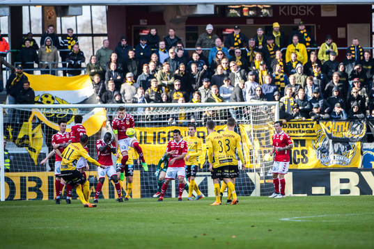 Elfsborgs Issam Jebali slår frispark mot Kalmars mål