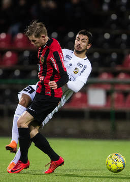 Brommapojkarnas Fritiof Björkén stoppar Häckens Daleho