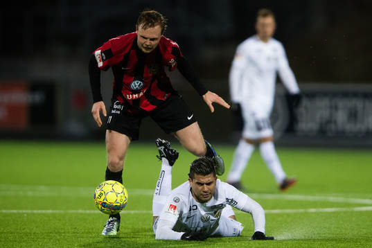 Brommapojkarnas Tim Söderström i kamp om bollen med