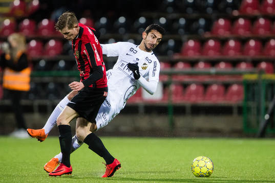 Brommapojkarnas Fritiof Björkén stoppar Häckens Daleho