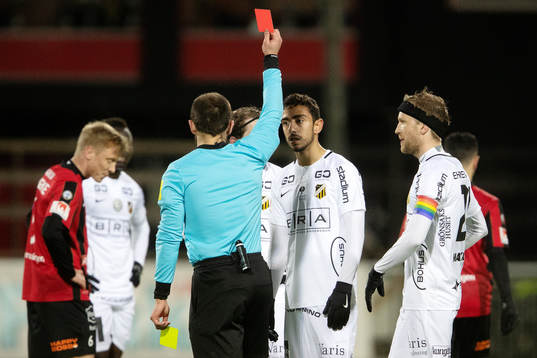 Domaren ger Häckens Daleho Irandust rött kort