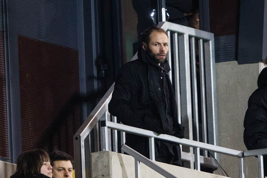 Häckens tränare Andreas Alm på läktaren