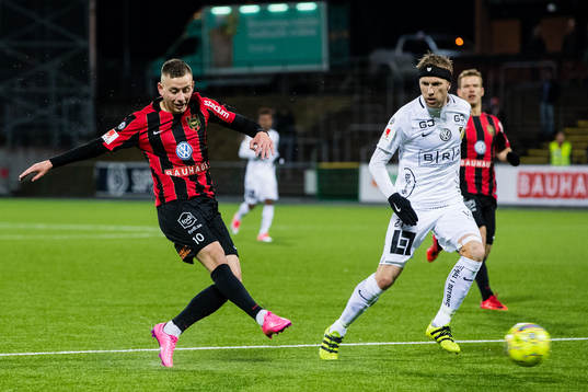 Brommapojkarnas Petar Petrovic med ett skott förbi