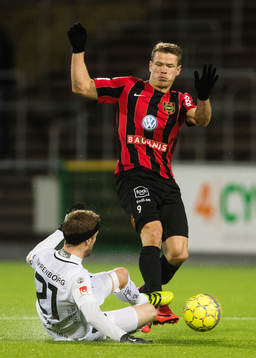 Häckens Rasmus Lindgren i kamp om bollen med