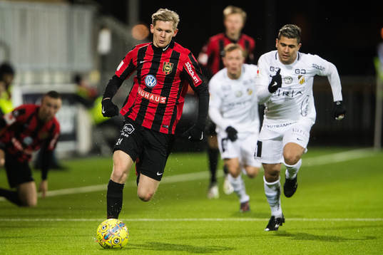 Brommapojkarnas Fritiof Björkén och Häckens Paulinho