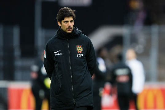 Brommapojkarnas assisterande tränare Goncalo Pereira innan