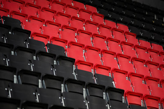 Stolar på läktaren i Brommapojkarnas färger
