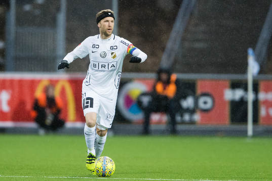 Häckens Rasmus Lindgren med bollen