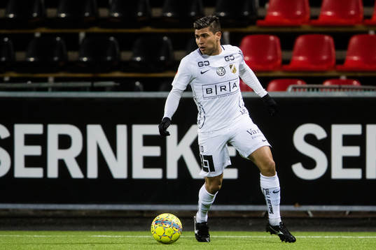 Häckens Paulinho med bollen