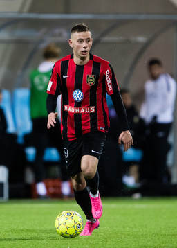 Brommapojkarnas Petar Petrovic med bollen