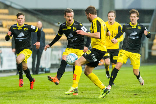 Aron Sigurdarson of Start and Simen Rafn of Lillestrøm