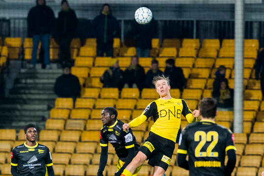 Afeez Aremu of Start and Erling Knudtzon of Lillestrøm