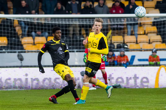Damion Lowe of Start and Erling Knudtzon of Lillestrøm