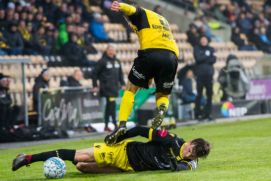 Kristjan Floki Finnbogason of Start and Simen Kind Mikalsen