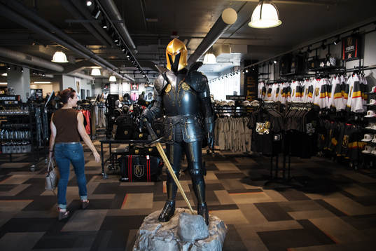 En docka klädd i rustning i en supportershop för