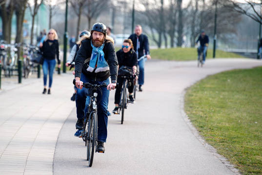 Malmö FF-supportrar cyklar till arenan