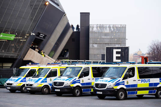 Polisbilar utanför arenan