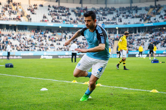 Malmö FFs Behrang Safari värmer upp