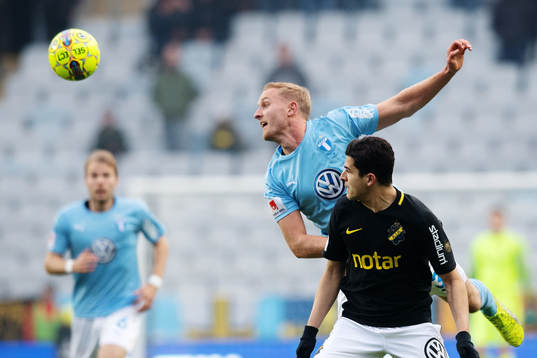 s Nabil Bahoui och Malmö FFs målvakt Franz Brorsson