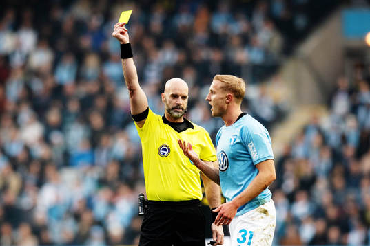 Domnare Stefan Johannesson ger Malmö FFs Franz Brorsson