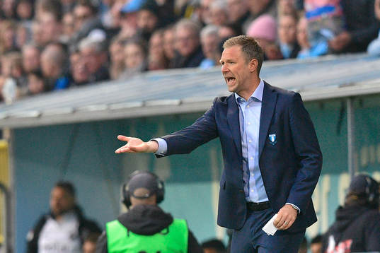 Malmö FFs tränare Magnus Pehrsson reagerar