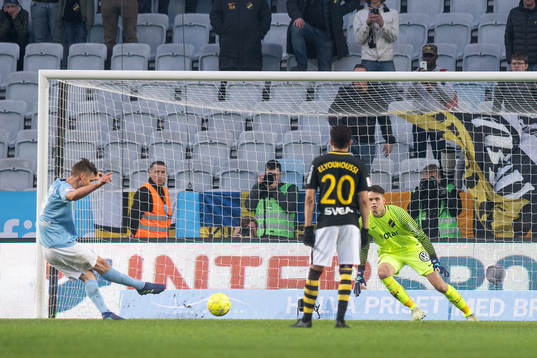 s Rasmus Lindkvist gör 1-1 på straff bakom AIK:s målvakt