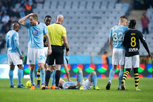 Malmö FFs Oscar Lewicki ligger ner