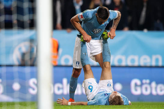 Malmö FFs Arnór Ingvi Traustason stretchar Oscar Lewicki
