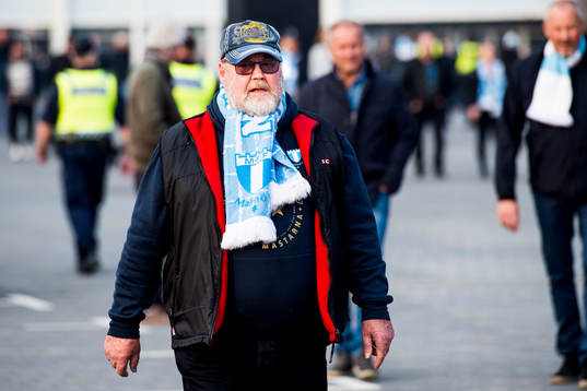 En Malmö FFs supporter påväg till fotbollsmatchen i