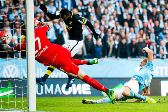 s Henok Goitom gör 0-1 bakom Malmö FFs målvakt Johan
