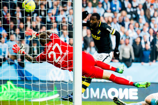 s Henok Goitom gör 0-1 bakom Malmö FFs målvakt Johan