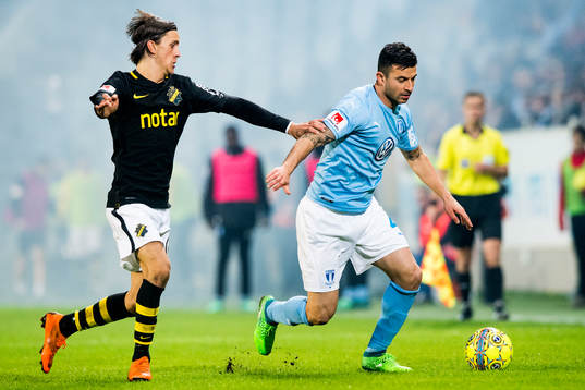s Kristoffer Olsson jagar Malmö FFs Behrang Safari