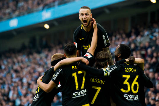 s Alexander Milosevic jublar med lagkamraterna